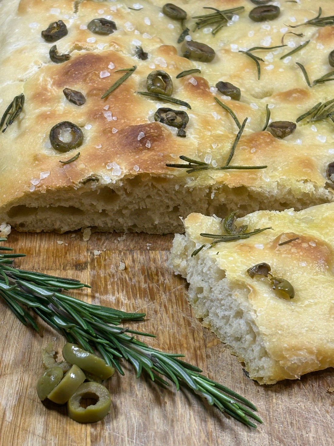 Focaccia met olijven en rozemarijn